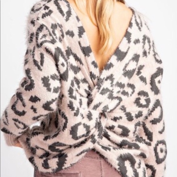 🆕Leopard Twisted Back Sweater🍂 Arrives Nov.. - Picture 2 of 3